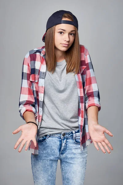 Encolhendo menina adolescente — Fotografia de Stock