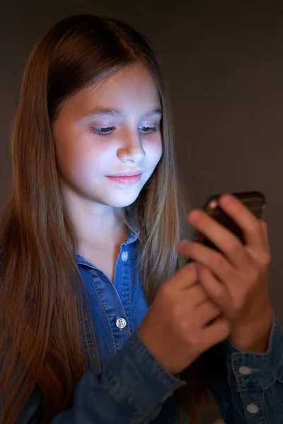 Närbild leende liten flicka med hjälp av smartphone — Stockfoto