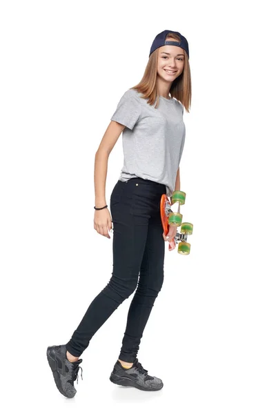 Tiener meisje in volle lengte wandelen met skate board — Stockfoto