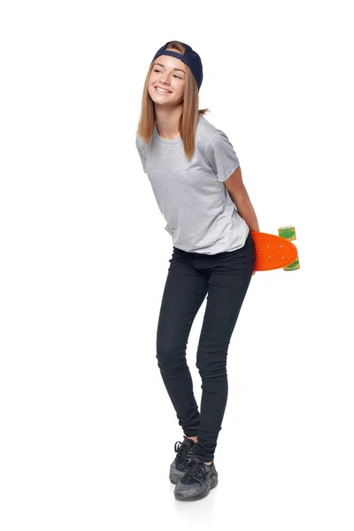 Adolescente chica en longitud completa con tabla de skate — Foto de Stock
