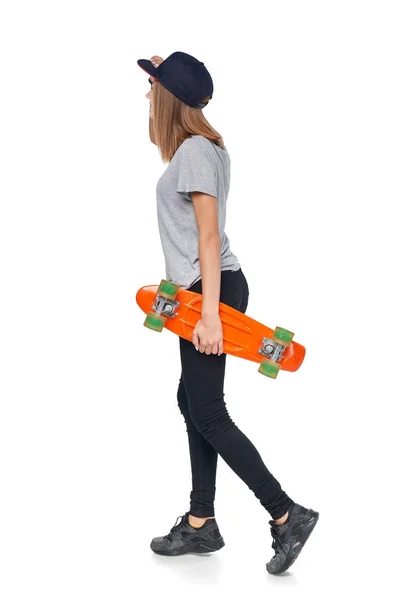 Indietro vista teen ragazza in piena lunghezza con skate board — Foto Stock