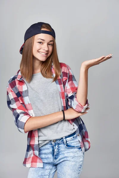Menina adolescente mostrando espaço vazio cópia palma da mão aberta — Fotografia de Stock