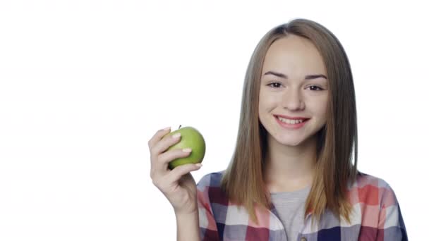 Sonriente chica mordiendo gran manzana verde — Vídeos de Stock