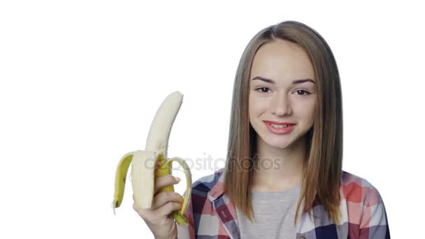 Sorrindo menina mordendo banana — Vídeo de Stock