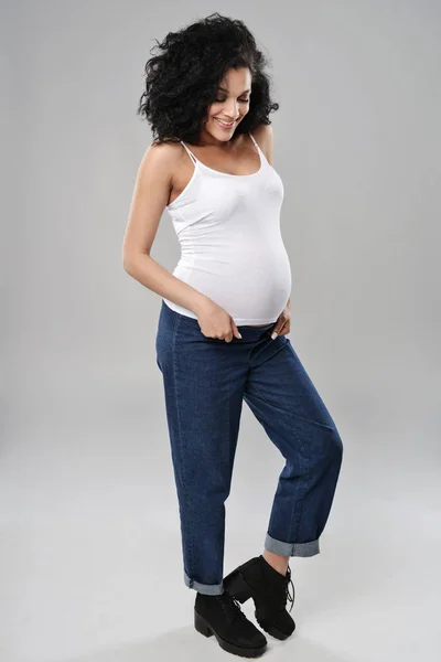 Mulher grávida de pé em comprimento total — Fotografia de Stock