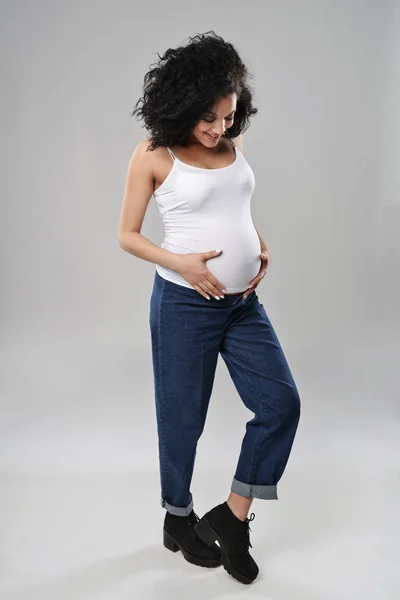 Schwangere steht in voller Länge — Stockfoto