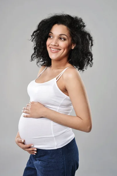 Porträt einer schwangeren Frau — Stockfoto