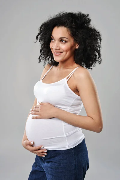 Porträt einer schwangeren Frau — Stockfoto