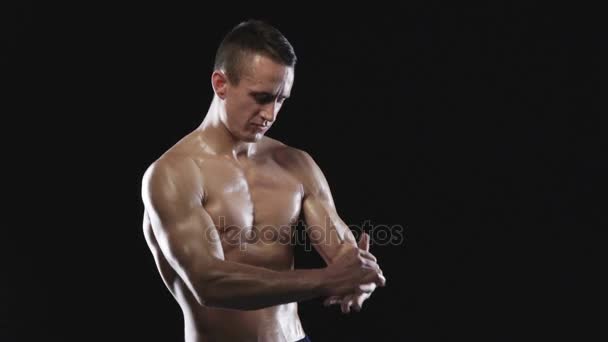 Hombre con torso muscular — Vídeos de Stock