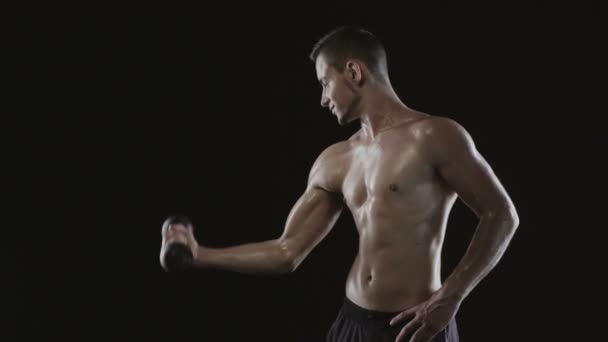 Muž s svalnatý trup trénink s činkami — Stock video