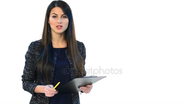 Mujer mirando a la cámara sonriendo — Vídeo de stock