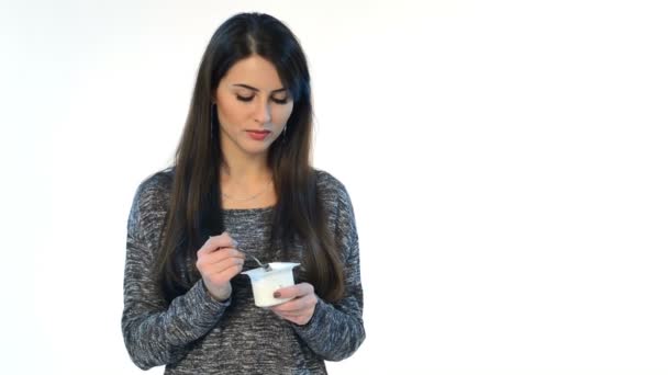 Morena hembra comiendo yogur — Vídeo de stock