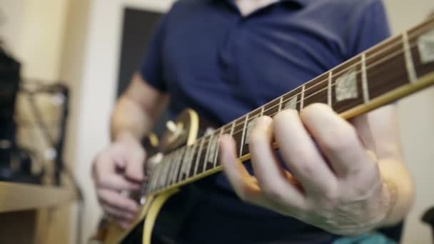 Hombre tocando la guitarra eléctrica — Vídeos de Stock