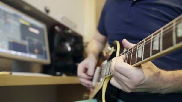 Hombre tocando la guitarra eléctrica — Vídeos de Stock