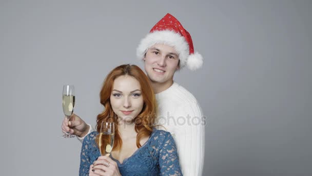 年轻的夫妇带着眼镜的香槟 — 图库视频影像