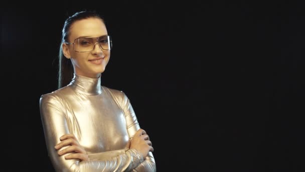 Femeia futuristă în costum de argint zâmbind la cameră — Videoclip de stoc