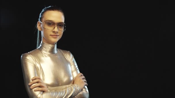 Futuristische vrouw in zilveren pak glimlachend naar de camera — Stockvideo
