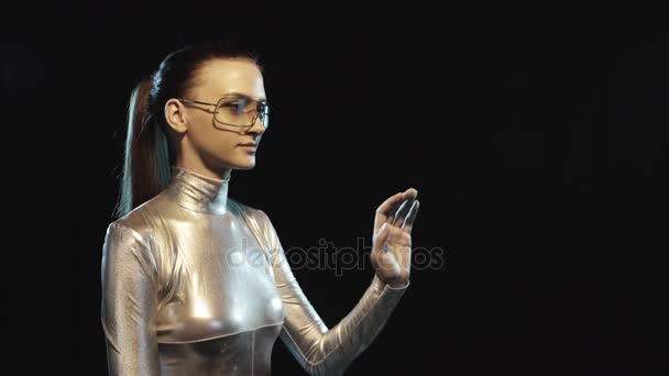 Femme futuriste en costume argenté et lunettes regardant de côté — Video