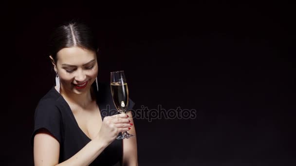 Lyckligt leende kvinna med glas champagne — Stockvideo