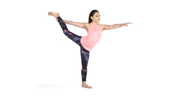 Mujer practicando yoga Natarajasana pose — Vídeos de Stock