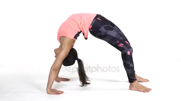 Mujer practicando yoga puente pose — Vídeos de Stock