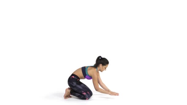 Frau praktiziert Yoga Pincha Mayurasana, Unterarmstand — Stockvideo