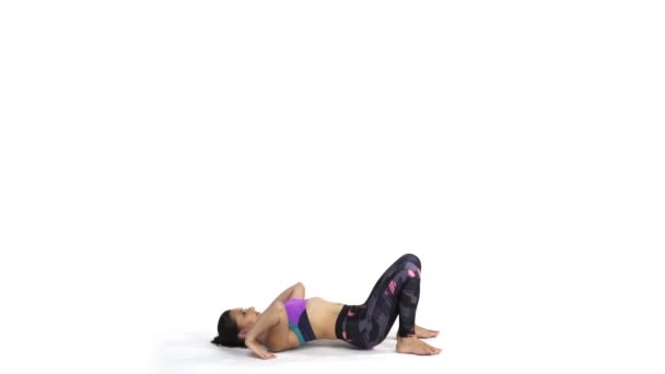 Vrouw praktizerende yoga brug pose — Stockvideo