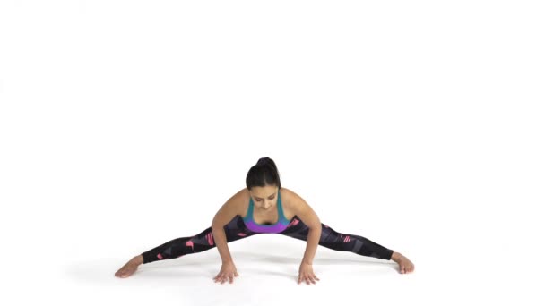 Mulher praticando ioga Samakonasana, Splits Pose — Vídeo de Stock
