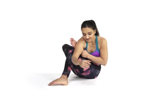 Mujer practicando yoga Ekapada Yogadandasana Pose — Vídeo de stock