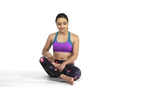 Mujer practicando yoga Padma Mayurasana pose — Vídeo de stock