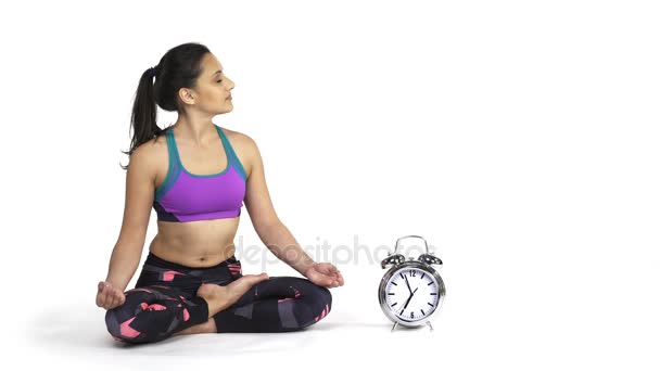 Mulher praticando ioga Padmasana, postura de lótus — Vídeo de Stock