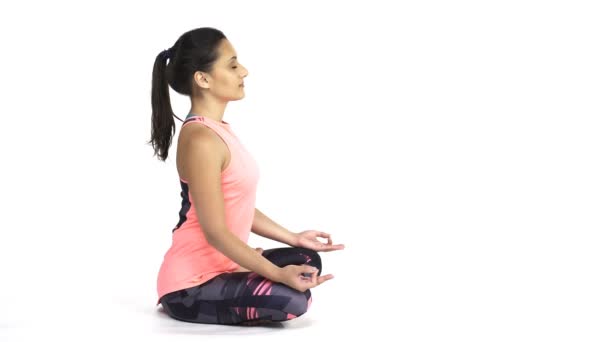 Mujer practicando yoga Padmasana, pose de loto — Vídeos de Stock