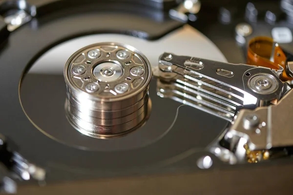 Internal dari hard disk drive SATA — Stok Foto