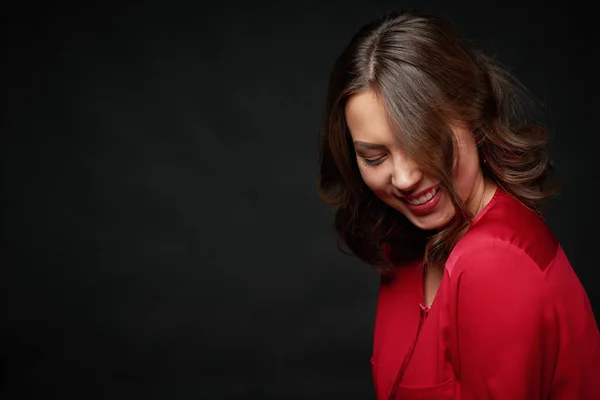 Mulher de camisa vermelha e cabelo ondulado — Fotografia de Stock