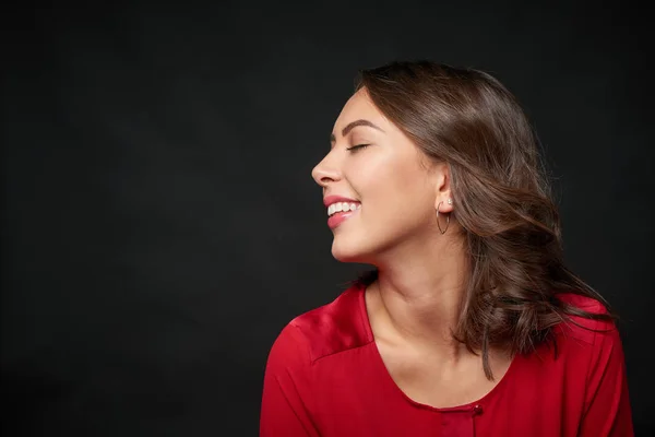 Mulher de camisa vermelha e cabelo ondulado — Fotografia de Stock