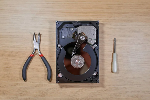 Dissembled hard disk drive dengan alat perbaikan — Stok Foto