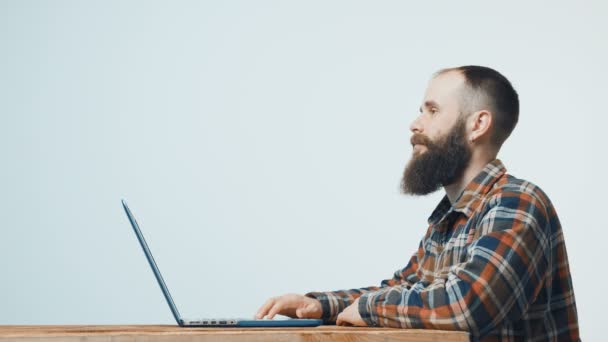 Hipster hombre trabajando con el ordenador portátil — Vídeo de stock