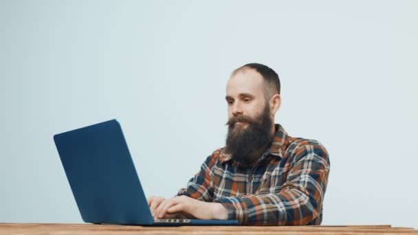 Hipster man working with laptop — Stock Video