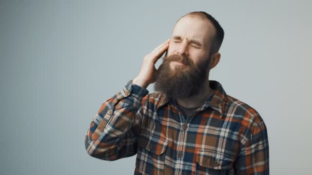 Hipster hombre que sufre de dolor de cabeza — Vídeos de Stock