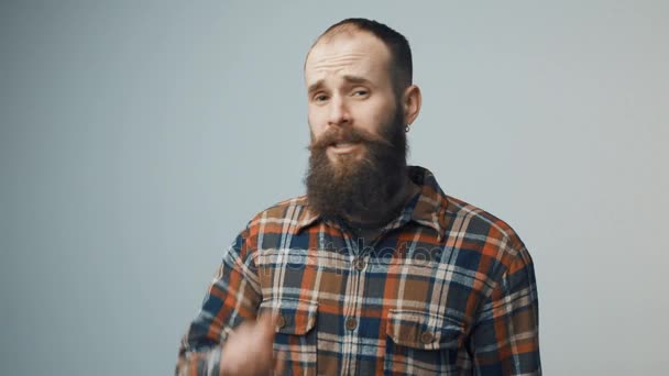 Unzufriedener bärtiger Hipster-Mann dementiert — Stockvideo