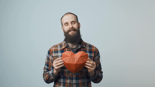 Hipster mężczyzna, trzymając w rękach kształt serca — Wideo stockowe