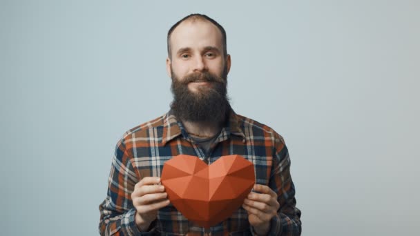 Hipster homem segurando a forma do coração nas mãos — Vídeo de Stock