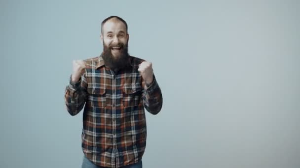 Hipster barbuto celebrando il successo — Video Stock