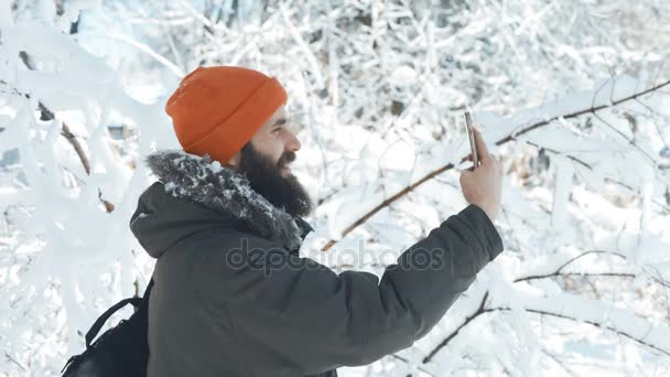 人在冬天下雪的天讲话在移动电话 — 图库视频影像