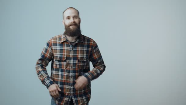 Впевнений бородатий хіпстер — стокове відео