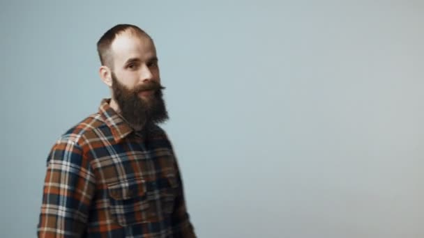 Hipster homme montrant des formes de coeur — Video