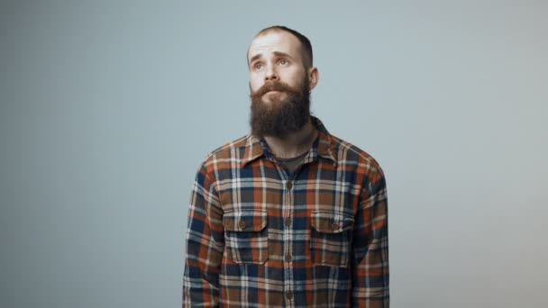 Uomo hipster che mostra banner Buon compleanno — Video Stock