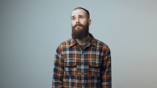 Hipster hombre mostrando Feliz Cumpleaños banner — Vídeo de stock