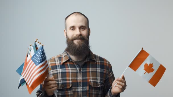 Людина тримає національні прапори — стокове відео