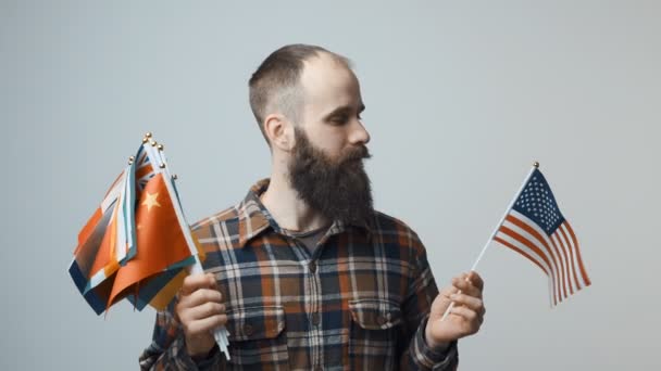 Человек с национальными флагами — стоковое видео